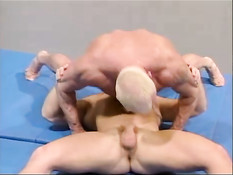 Накаченные голубые мужики борятся голышом и занимаются сексом