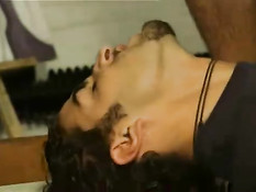 Порочная итальянская женщина занимается сексом с двумя парнями