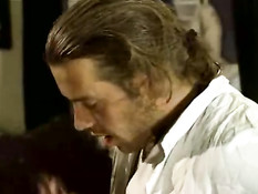 Порочная итальянская женщина занимается сексом с двумя парнями