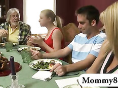 Похотливая мачеха Kristal Summers трахается вместе с падчерицей