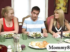 Похотливая мачеха Kristal Summers трахается вместе с падчерицей