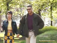 Короткостриженная шлюха ебётся с клиентом на скамейке в парке