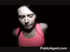 Парень снял на улице славянскую брюнеточку и оттрахал в сумраке