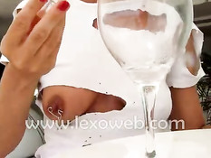 Девка ходит по магазинам в короткой джинсовой юбке без трусиков