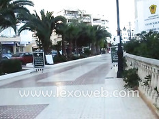 Девка ходит по магазинам в короткой джинсовой юбке без трусиков