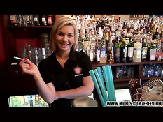 Великолепная блондинка барменша согласна отсосать и потрахаться