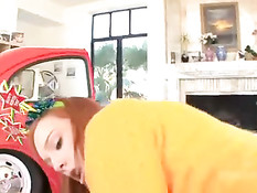 Молодая Dani Jensen крупным планом насаживается попкой на член