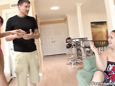 Мужчина трахает в бритую пизду грудастую девушку Bethany Benz