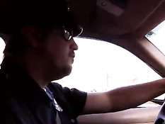 Темнокожая полицейская Jada Fire ебётся на складе с белым парнем