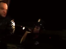 Темнокожая полицейская Jada Fire ебётся на складе с белым парнем