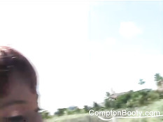 Шоколадная девушка нанизывается анусом на большой чёрный член