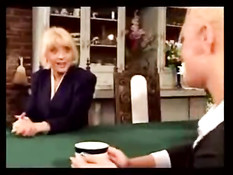 Зрелая женщина отодрала страпоном молодую светловолосую девку