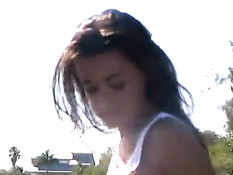 Юная проказница Сара раздевается и позирует голышом на пристани