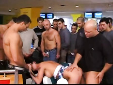 Молодая брюнеточка Кристина занимается сексом в боулинг клубе