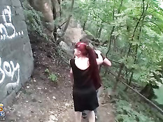 Два парня оттрахали в лесу старую рыжую украинскую проститутку