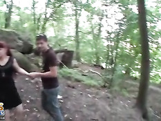 Два парня оттрахали в лесу старую рыжую украинскую проститутку