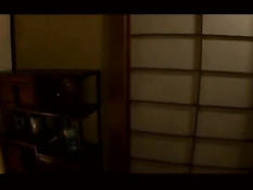 Возбуждённая японская женщина соблазняет парня и ебётся с ним