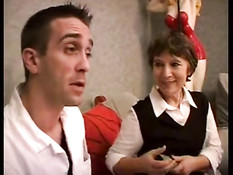 Французская тётка насмотрелась по телику порно и захотела секса