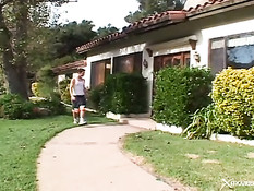 Пожилая женщина с волосатой пиздой затащила паренька в постель