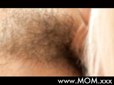 Опытные зрелые лесбиянки целуются и занимаются оральным сексом