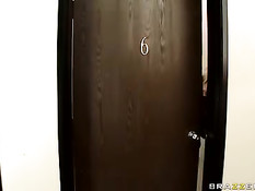 Возбуждённая блондинка лесбиянка оттрахала страпоном брюнетку