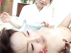 Две японские лесбияночки сделали девушке куннилингус и массаж