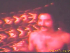 Женщина занимается сексом с парнями в классическом порно фильме