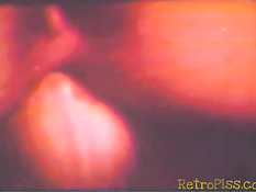 Женщина занимается сексом с парнями в классическом порно фильме