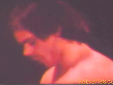 Женщина занимается сексом с парнями в классическом порно фильме