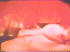 Женщина занимается сексом с парнями в классическом порно фильме