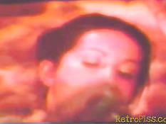 Женщина занимается сексом с парнями в классическом порно фильме