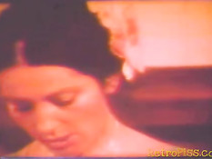 Женщина занимается сексом с парнями в классическом порно фильме