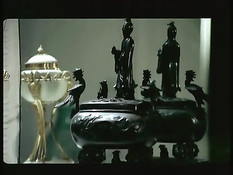 Две ласковые девушки занимаются сексом с мужчиной в ретро порно