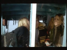 Две ласковые девушки занимаются сексом с мужчиной в ретро порно