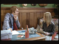 Две ласковые девушки занимаются сексом с мужчиной в ретро порно