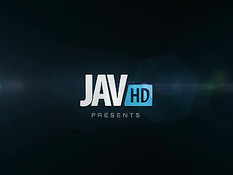 Японская девушка с бритым лобком делает минет и ебётся с парнем