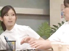 Симпатичная азиатская массажистка занимается сексом с клиентом