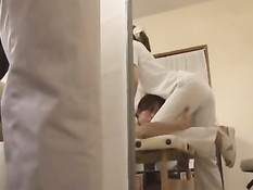 Симпатичная азиатская массажистка занимается сексом с клиентом