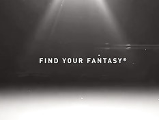 Горячая девка с тату на лобке Chanel Preston подрочила хуй ногами