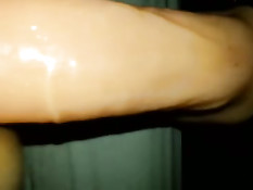 Девушка крупным планом нанизывается на большой фаллоимитатор