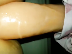 Девушка крупным планом нанизывается на большой фаллоимитатор