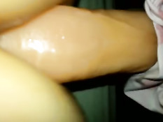 Девушка крупным планом нанизывается на большой фаллоимитатор