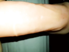 Девушка крупным планом нанизывается на большой фаллоимитатор