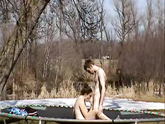 Голая девчонка на улице прыгает на батуте и трахается с приятелем