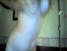 Стеснительная девушка под музыку танцует стриптиз на веб-камеру