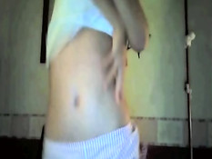 Стеснительная девушка под музыку танцует стриптиз на веб-камеру