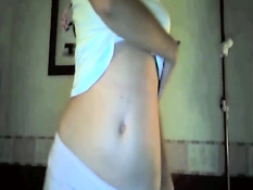 Стеснительная девушка под музыку танцует стриптиз на веб-камеру