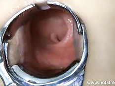 Брюнетка в прозрачном платье расширяет своё анальное отверстие