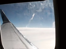 Бесстыжая молодая любительница мастурбирует письку в самолёте