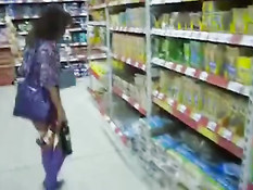 Женщина ходит по магазину без трусиков и показывает половые губы